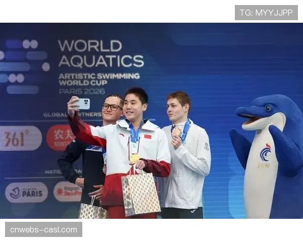 花样游泳世界杯巴黎站，中国18岁小将郭牧也独揽两金